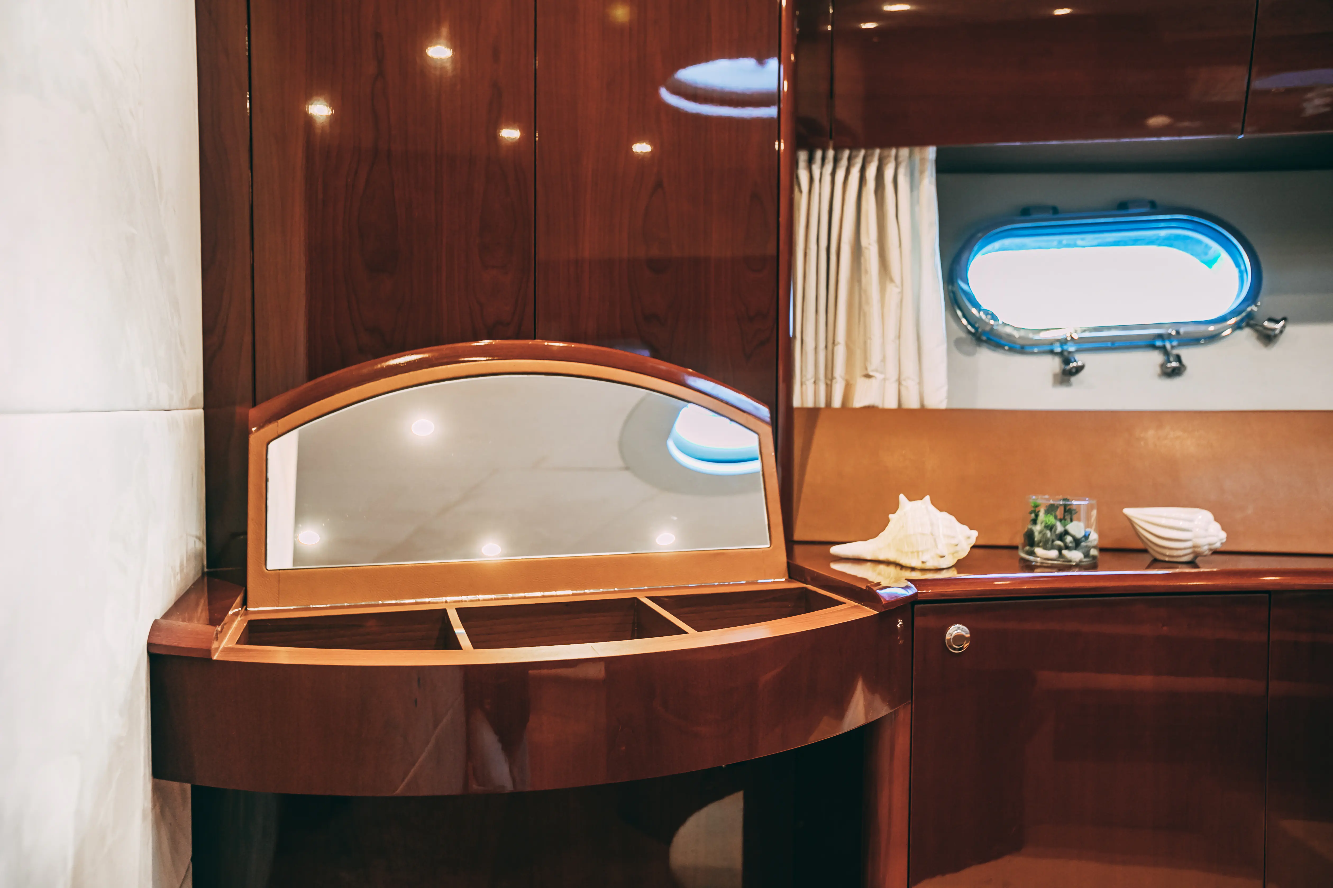 Яхта Princess 68